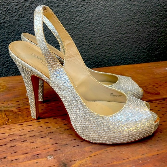 PREVIEW INTERNATIONAL SILVER METALLIC DRESSY HIGH HEELS - Picture 3 of 9